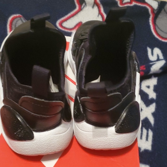 Sneakers - Picture 3 of 5